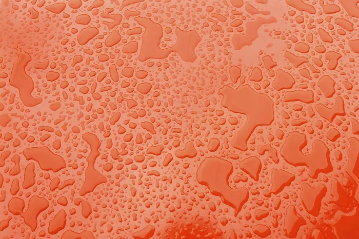 Gerahmter Druck : Wassertröpfchen, roter Hintergrund Gerahmter Druck : Wassertröpfchen, roter Hintergrund
