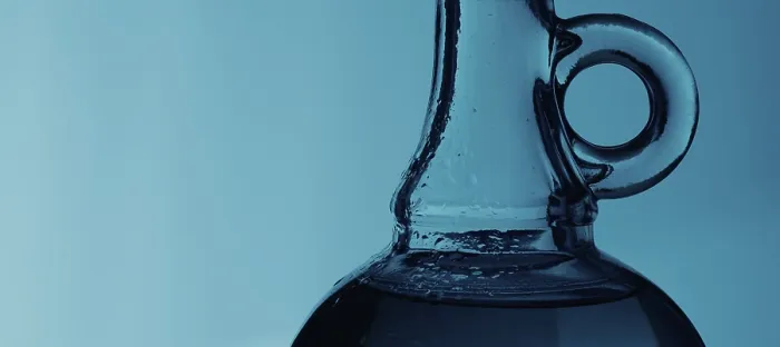 Gerahmter Druck : Wassertröpfchen auf einer Flasche, blauer Hintergrund mit Platz für Text. Gerahmter Druck : Wassertröpfchen auf einer Flasche, blauer Hintergrund mit Platz für Text.