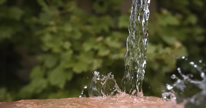 Gerahmter Druck : Wasser fallend und spritzend, Normandie. Gerahmter Druck : Wasser fallend und spritzend, Normandie.