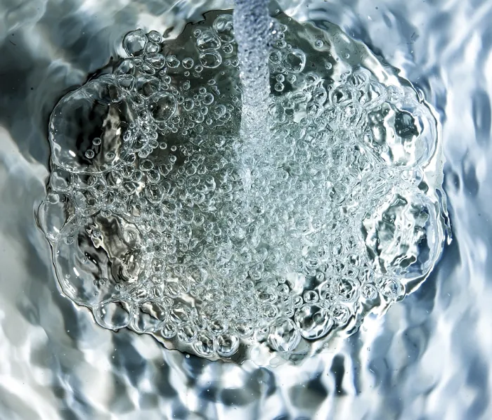 Gerahmter Druck : Wasser fließt in eine Spüle. Gerahmter Druck : Wasser fließt in eine Spüle.
