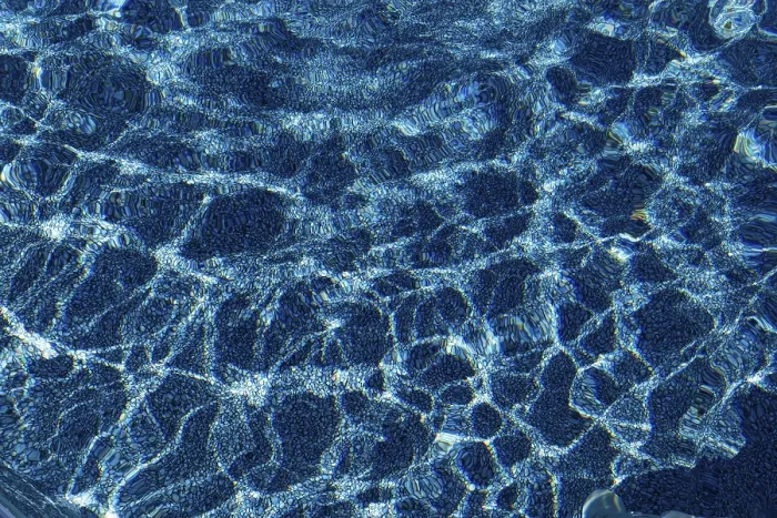 Gerahmter Druck : Wasser, Reflexmuster in einem Schwimmbecken Gerahmter Druck : Wasser, Reflexmuster in einem Schwimmbecken
