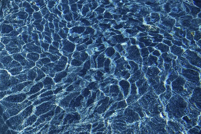 Gerahmter Druck : Wasser, Reflexionsmuster in einem Schwimmbad