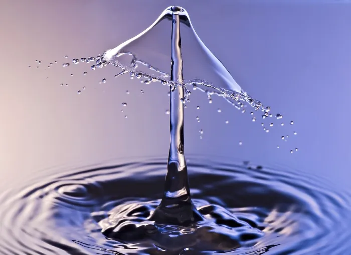 Gerahmter Druck : Wassertröpfchen treffen auf Wassertröpfchen Gerahmter Druck : Wassertröpfchen treffen auf Wassertröpfchen