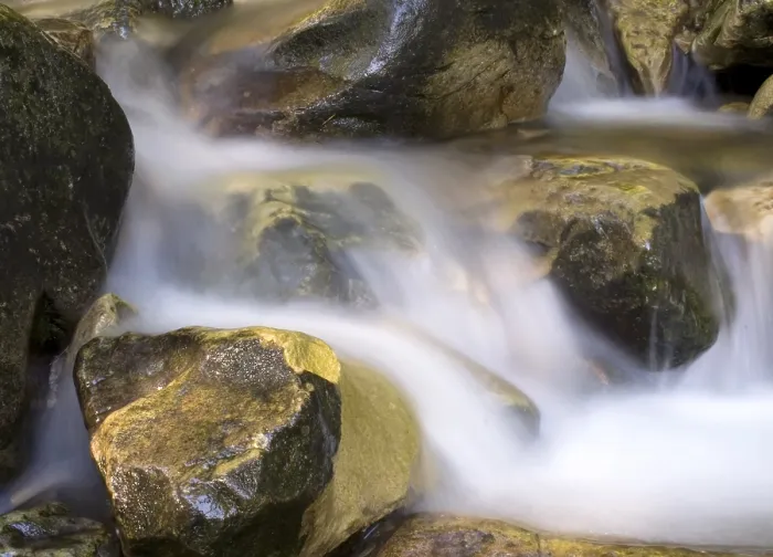Gerahmter Druck : Ein Wasserstrom fällt auf einen Felsen. Gerahmter Druck : Ein Wasserstrom fällt auf einen Felsen.