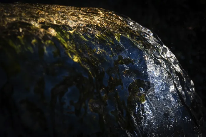 Gerahmter Druck : Wasser eines Baches, der über Felsen fließt. Gerahmter Druck : Wasser eines Baches, der über Felsen fließt.