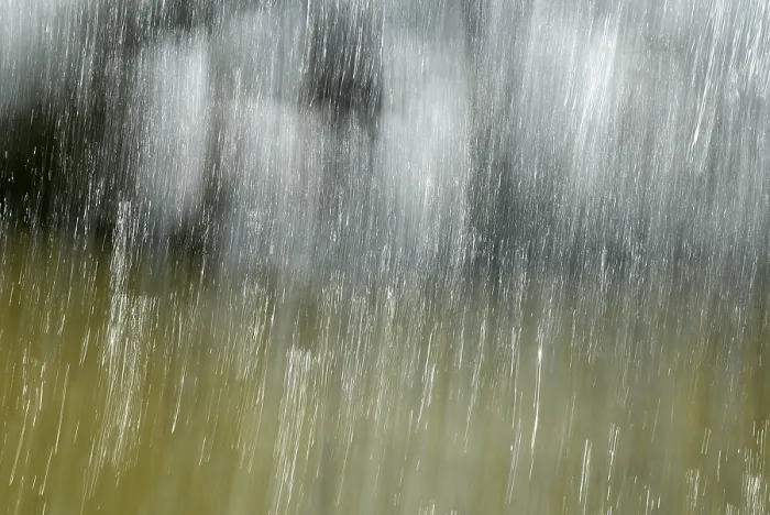Gerahmter Druck : Wasser fließt über einen Felsen. Gerahmter Druck : Wasser fließt über einen Felsen.