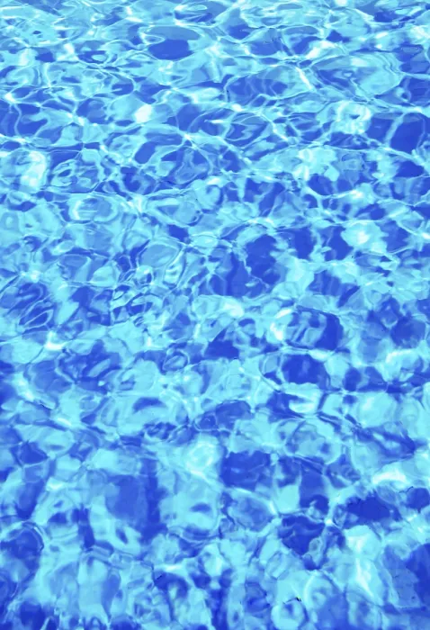 Gerahmter Druck : Wasseroberfläche mit Lichtreflexen in einem Schwimmbad. Gerahmter Druck : Wasseroberfläche mit Lichtreflexen in einem Schwimmbad.