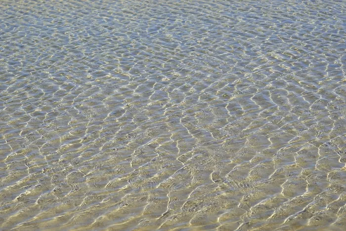 Gerahmter Druck : Wasseroberfläche mit Reflexion, wellenförmiges Muster. Gerahmter Druck : Wasseroberfläche mit Reflexion, wellenförmiges Muster.