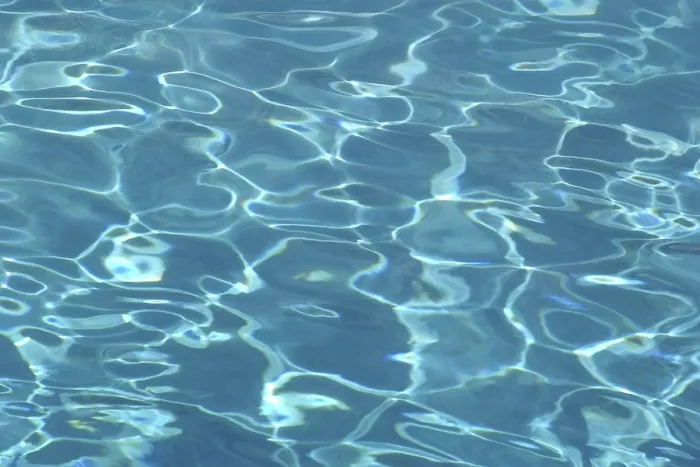 Gerahmter Druck : Wasseroberfläche in einem Schwimmbad. Gerahmter Druck : Wasseroberfläche in einem Schwimmbad.