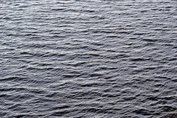 Gerahmter Druck : Wasseroberfläche, wellig, Relief. Gerahmter Druck : Wasseroberfläche, wellig, Relief.
