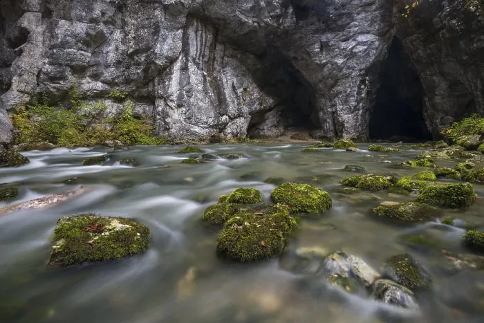 Gerahmter Druck : Wasserlauf, Fluss Rak am Höhleneingang. Gerahmter Druck : Wasserlauf, Fluss Rak am Höhleneingang.