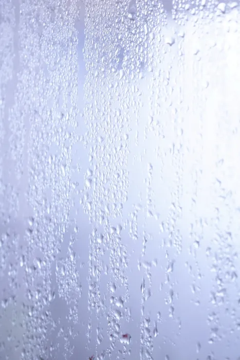 Gerahmter Druck : Wassertröpfchen auf einem Glaspaneel. Gerahmter Druck : Wassertröpfchen auf einem Glaspaneel.