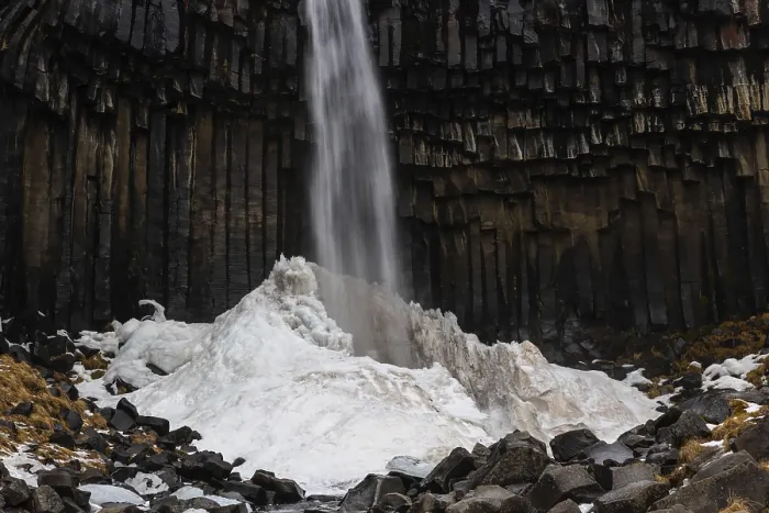 Gerahmter Druck : Wasserfall, Basalt-Säulen, Schnee. Gerahmter Druck : Wasserfall, Basalt-Säulen, Schnee.