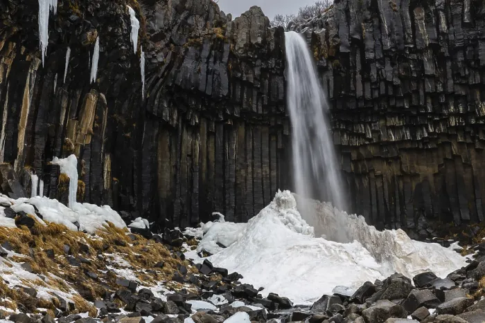 Gerahmter Druck : Wasserfall, Basalt-Säulen, Schnee. Gerahmter Druck : Wasserfall, Basalt-Säulen, Schnee.