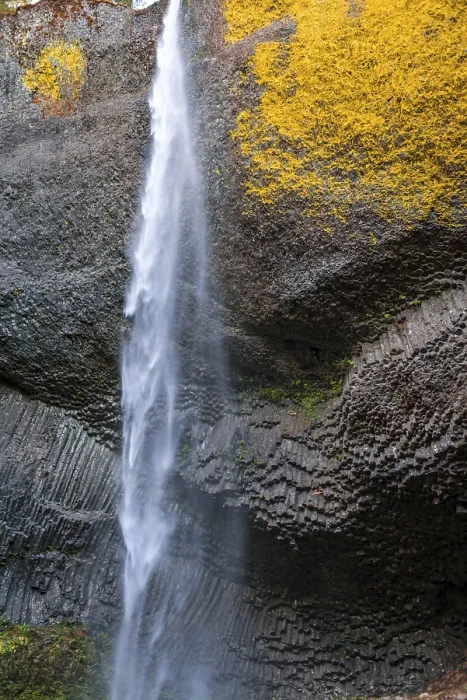 Gerahmter Druck : Wasserfall vor Basaltfelsen. Gerahmter Druck : Wasserfall vor Basaltfelsen.
