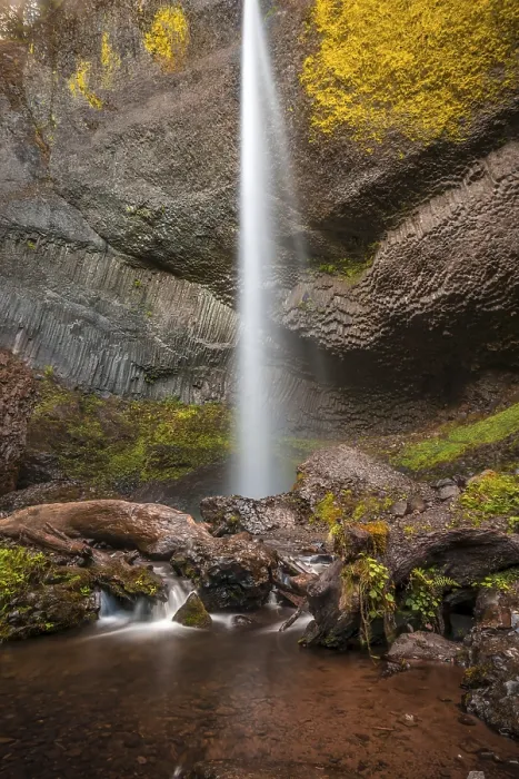 Gerahmter Druck : Wasserfall vor Basaltfelsen Gerahmter Druck : Wasserfall vor Basaltfelsen