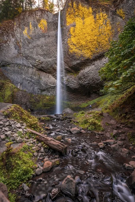 Gerahmter Druck : Wasserfall vor Basaltfelsen. Gerahmter Druck : Wasserfall vor Basaltfelsen.