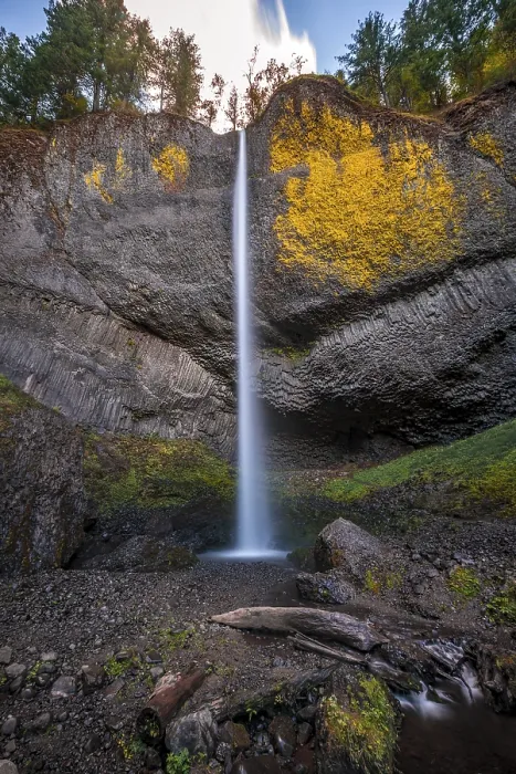 Gerahmter Druck : Wasserfall vor Basaltfelsen. Gerahmter Druck : Wasserfall vor Basaltfelsen.