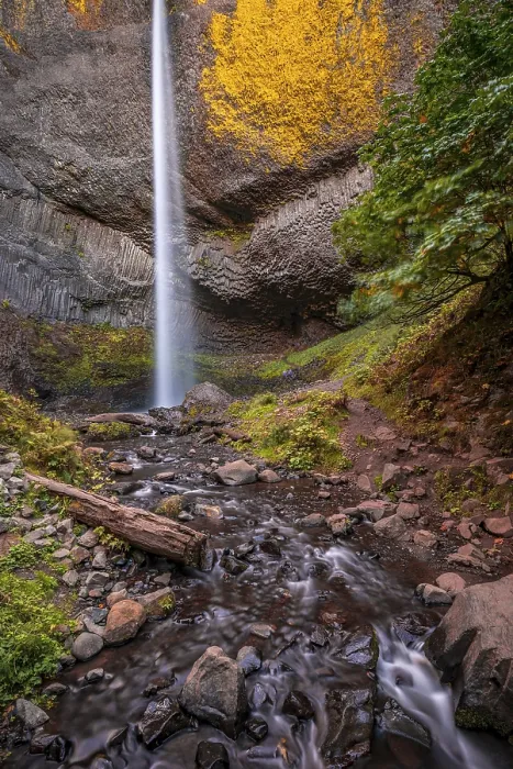 Gerahmter Druck : Wasserfall vor Basaltfelsen Gerahmter Druck : Wasserfall vor Basaltfelsen