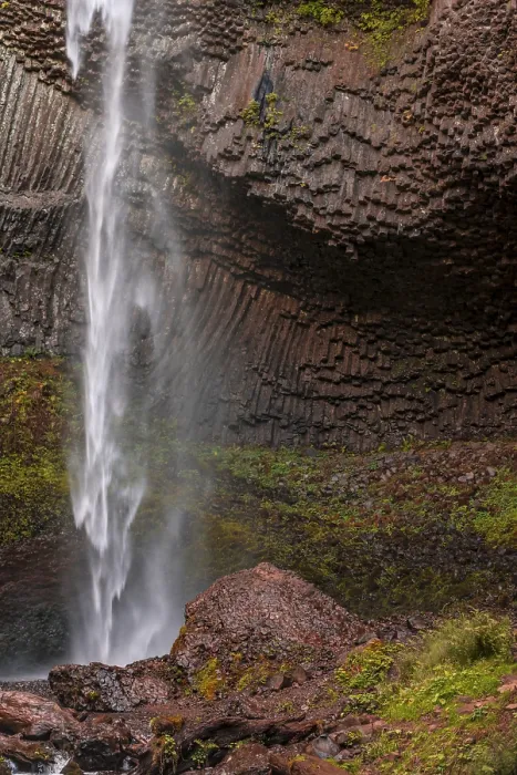 Gerahmter Druck : Wasserfall vor Basaltfelsen Gerahmter Druck : Wasserfall vor Basaltfelsen
