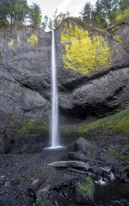 Gerahmter Druck : Wasserfall vor Basaltfels.