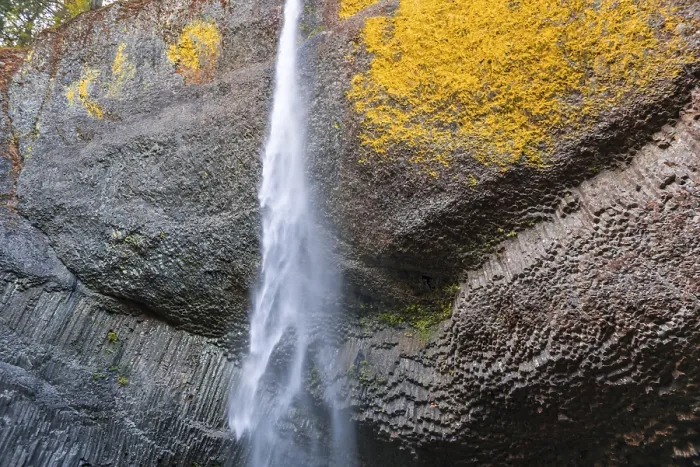 Gerahmter Druck : Wasserfall vor Basaltfels. Gerahmter Druck : Wasserfall vor Basaltfels.