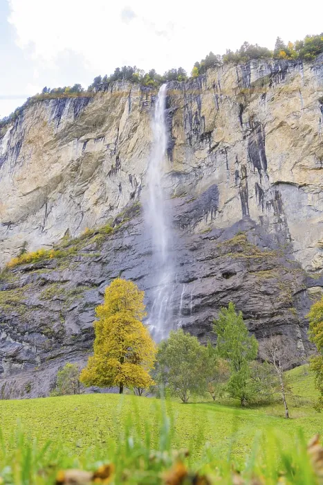 Gerahmter Druck : Wasserfall, der über steile Klippen herabfällt. Gerahmter Druck : Wasserfall, der über steile Klippen herabfällt.