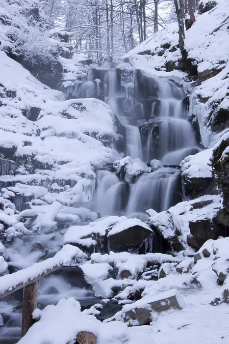 Gerahmter Druck : Der Wasserfall ist mit Schnee bedeckt. Gerahmter Druck : Der Wasserfall ist mit Schnee bedeckt.