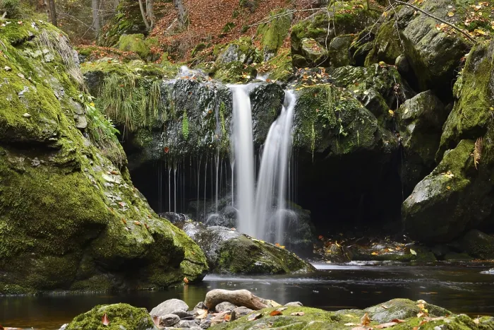 Gerahmter Druck : Wasserfall, der in eine mit Moos überzogene Grotte fällt. Gerahmter Druck : Wasserfall, der in eine mit Moos überzogene Grotte fällt.