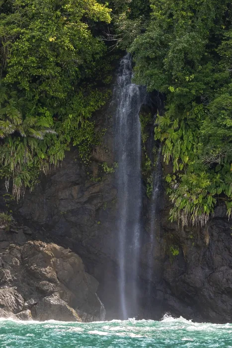 Gerahmter Druck : Der Wasserfall fällt in den Pazifischen Ozean. Gerahmter Druck : Der Wasserfall fällt in den Pazifischen Ozean.