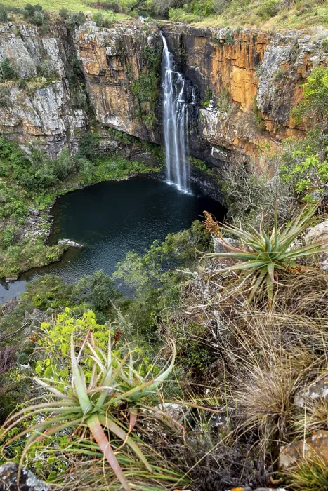 Gerahmter Druck : Wasserfall, der in einen Canyon fließt. Gerahmter Druck : Wasserfall, der in einen Canyon fließt.