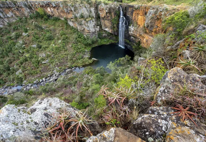 Gerahmter Druck : Wasserfall, der in einen Canyon fließt. Gerahmter Druck : Wasserfall, der in einen Canyon fließt.