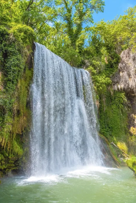Gerahmter Druck : Ein Wasserfall fließt in ein Becken mit Wasser. Gerahmter Druck : Ein Wasserfall fließt in ein Becken mit Wasser.