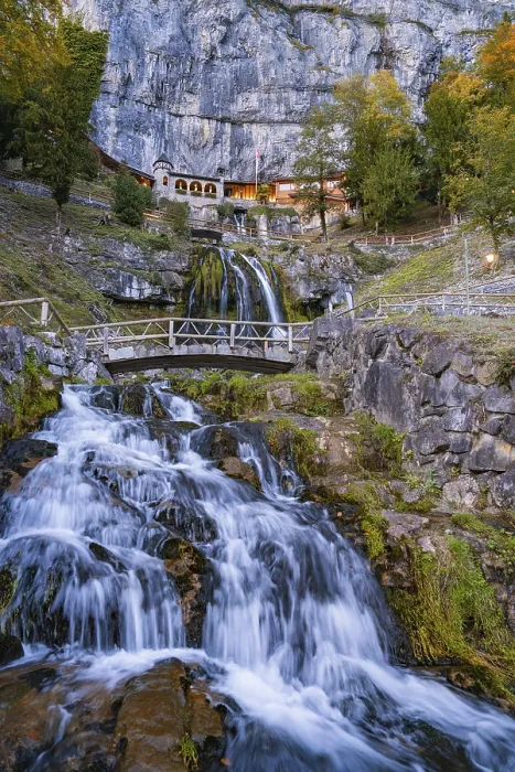Gerahmter Druck : Ein Wasserfall, der über Felsen fließt, mit einer Brücke im Vordergrund. Gerahmter Druck : Ein Wasserfall, der über Felsen fließt, mit einer Brücke im Vordergrund.