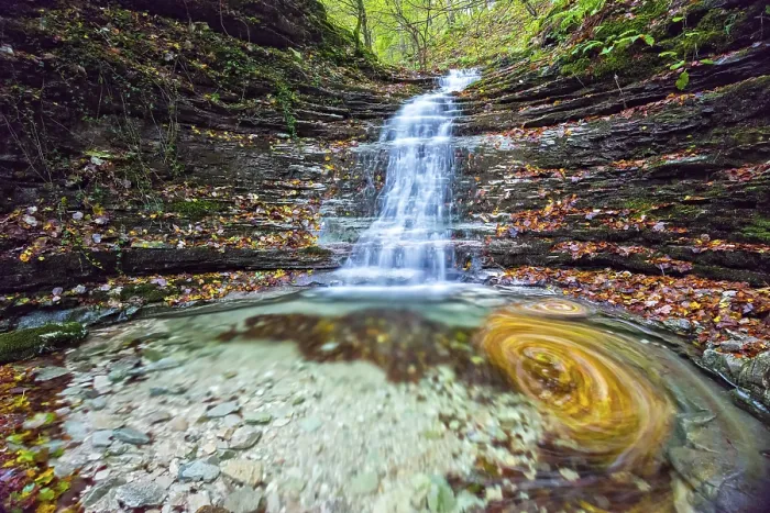 Gerahmter Druck : Wasserfall im Wald im Herbst. Gerahmter Druck : Wasserfall im Wald im Herbst.