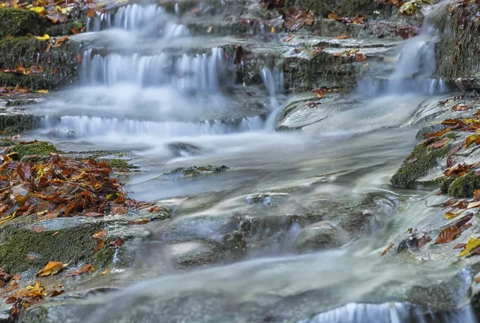 Gerahmter Druck : Wasserfall im Wald im Herbst. Gerahmter Druck : Wasserfall im Wald im Herbst.