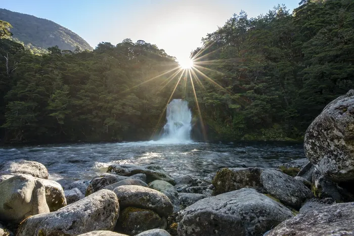 Gerahmter Druck : Wasserfall im Wald mit Sonnenstrahlen. Gerahmter Druck : Wasserfall im Wald mit Sonnenstrahlen.
