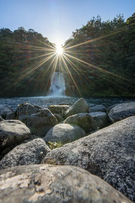 Gerahmter Druck : Wasserfall im Wald mit Sonnenstrahlen. Gerahmter Druck : Wasserfall im Wald mit Sonnenstrahlen.