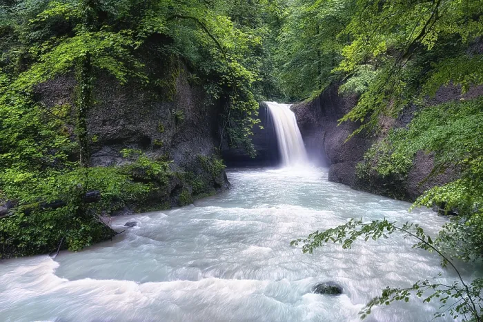 Gerahmter Druck : Wasserfall im Wald, Toss-Tal Gerahmter Druck : Wasserfall im Wald, Toss-Tal