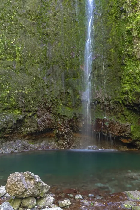 Gerahmter Druck : Wasserfall im grünen Kessel. Gerahmter Druck : Wasserfall im grünen Kessel.