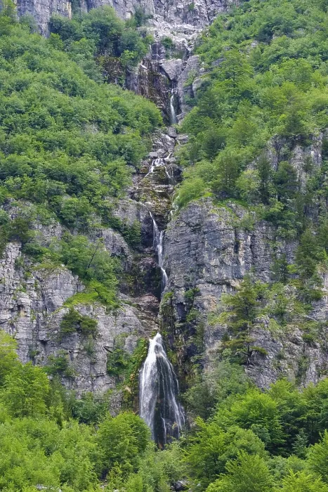 Gerahmter Druck : Wasserfall von Grunas, Ujevara e Grunasit Gerahmter Druck : Wasserfall von Grunas, Ujevara e Grunasit