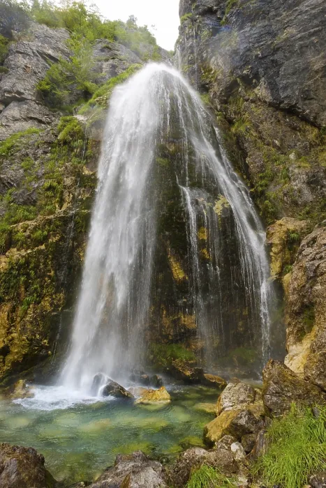 Gerahmter Druck : Wasserfall von Grunas, Ujevara e Grunasit Gerahmter Druck : Wasserfall von Grunas, Ujevara e Grunasit