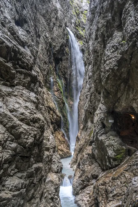 Gerahmter Druck : Wasserfall, Hammersbach fließt durch Hollentalklamm. Gerahmter Druck : Wasserfall, Hammersbach fließt durch Hollentalklamm.