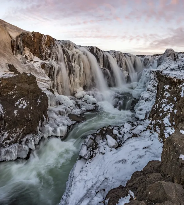 Gerahmter Druck : Wasserfall mit Eis und Schnee im Winter. Gerahmter Druck : Wasserfall mit Eis und Schnee im Winter.