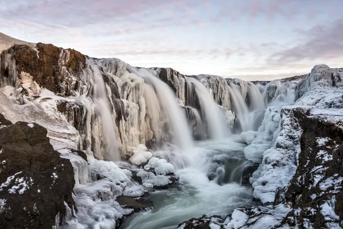 Gerahmter Druck : Wasserfall mit Eis und Schnee im Winter. Gerahmter Druck : Wasserfall mit Eis und Schnee im Winter.