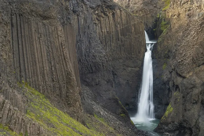 Gerahmter Druck : Litlanesfoss-Wasserfall zwischen säuligem Basalt. Gerahmter Druck : Litlanesfoss-Wasserfall zwischen säuligem Basalt.