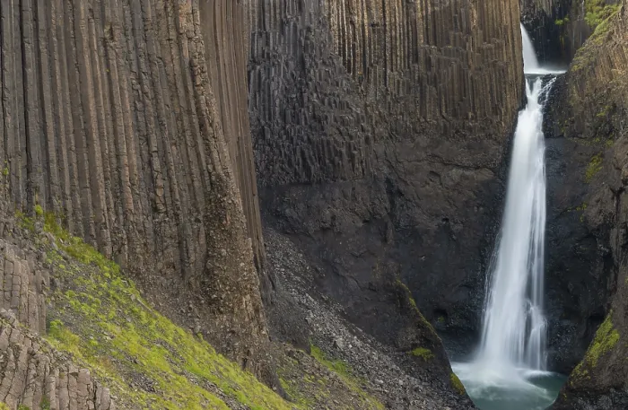 Gerahmter Druck : Litlanesfoss-Wasserfall zwischen säuligen Basalt. Gerahmter Druck : Litlanesfoss-Wasserfall zwischen säuligen Basalt.