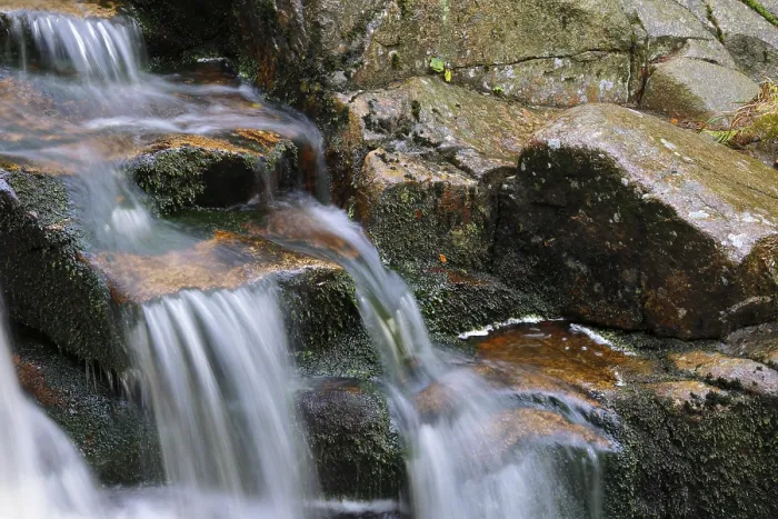 Gerahmter Druck : Wasserfall eines kleinen Bergbaches Gerahmter Druck : Wasserfall eines kleinen Bergbaches