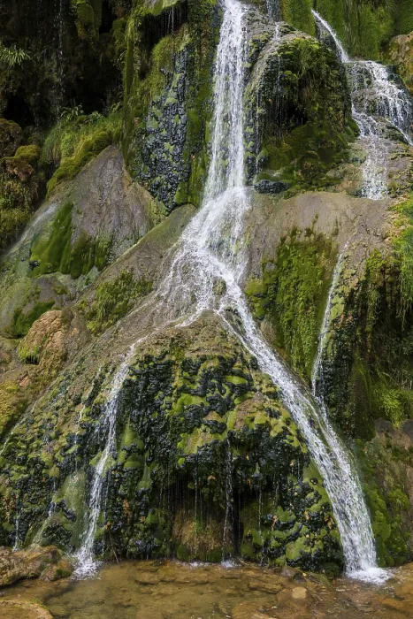 Gerahmter Druck : Wasserfall und moosbedeckte Felsen. Gerahmter Druck : Wasserfall und moosbedeckte Felsen.