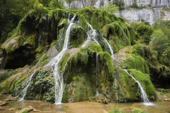 Gerahmter Druck : Wasserfall und moosbedeckte Felsen. Gerahmter Druck : Wasserfall und moosbedeckte Felsen.